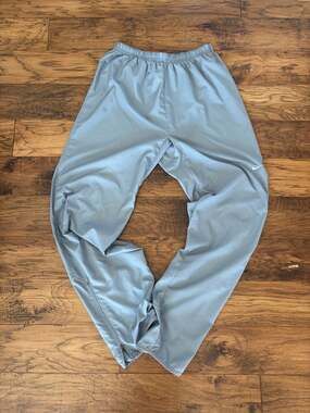 🔥 GREAT DEAL 🔥 Nike Gray Track Pants – Size L – Clean Minimal Swoosh – STEAL P